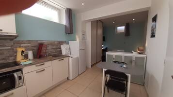 Coffee/tea maker, fridge, microwave, stovetop