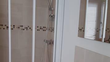 Douche, serviettes fournies, savon, shampoing