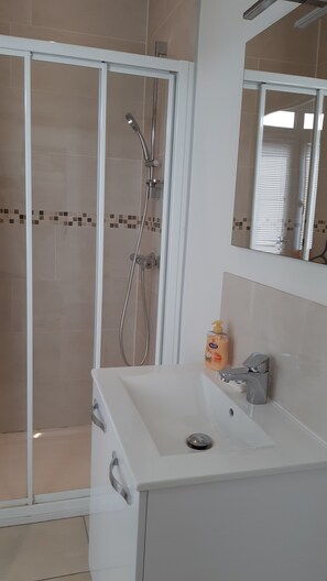 Regadera, toallas, jabón, shampoo 