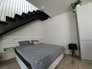 Tabla de planchar con plancha, wifi gratis y ropa de cama
