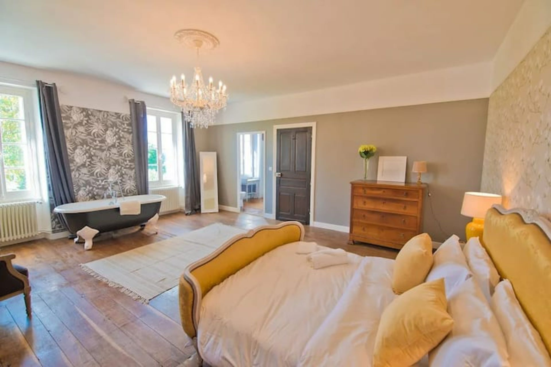 15 chambres, bureau, fer et planche à repasser, lit parapluie