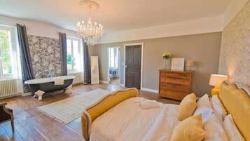 15 chambres, bureau, fer et planche Ă repasser, lit parapluie