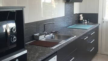 Een koelkast, een microgolfoven, een oven, een kookplaat