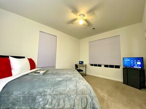 2 bedrooms, desk, free WiFi, bed sheets - PENTHOUSE 2BD2BTH PAC-MAN/ROKU (St. Peters)