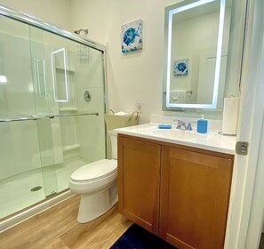Combined shower/bathtub, towels, soap, toilet paper - PENTHOUSE 2BD2BTH PAC-MAN/ROKU (St. Peters)