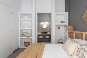Biệt thự Deluxe, 3 phòng ngủ, quang cảnh hồ bơi, cạnh bãi biển | 3 phòng ngủ, két bảo mật tại phòng, khu vực làm việc phù hợp cho laptop 