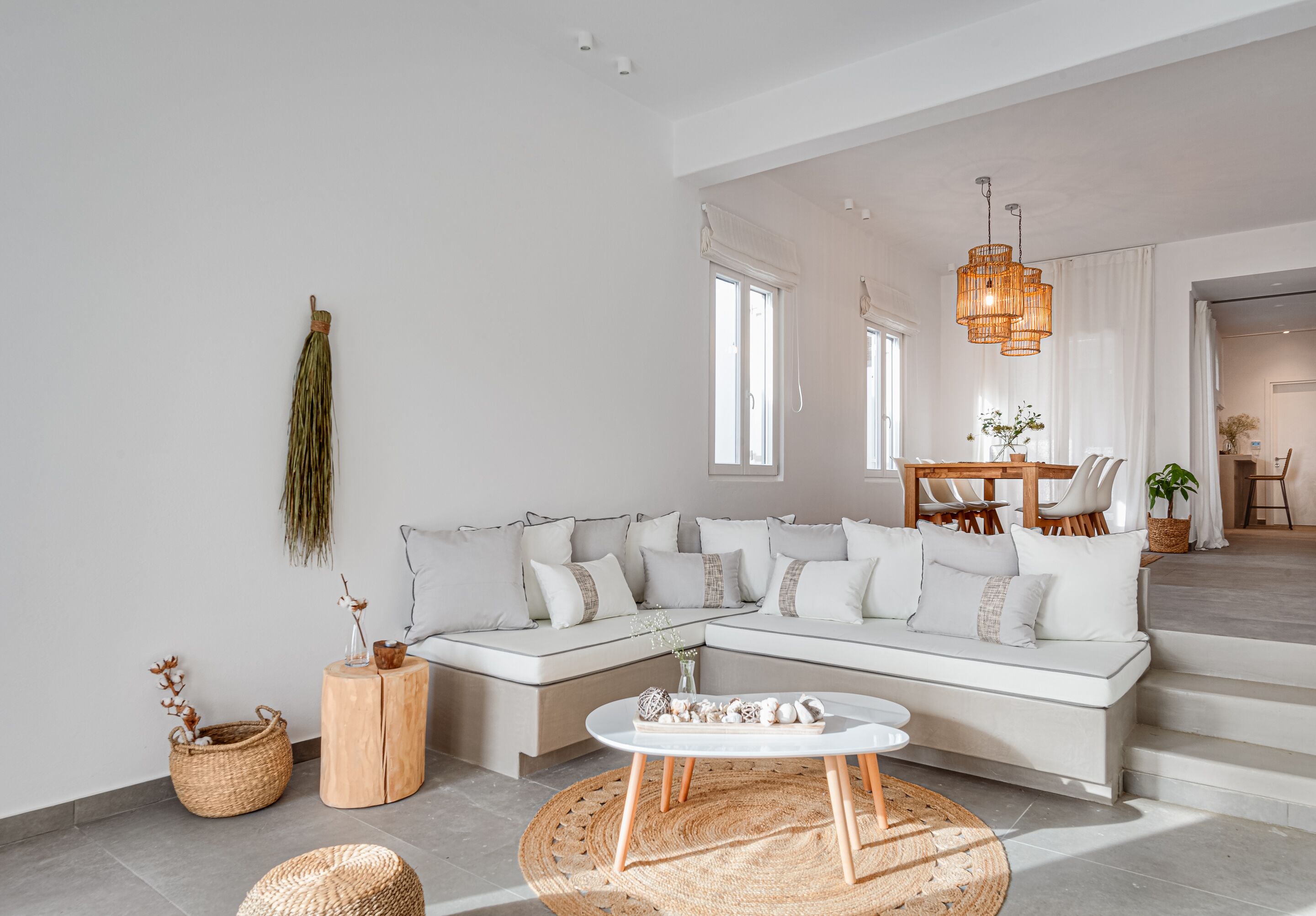 Villa Deluxe, 3 habitaciones, vistas a la piscina, junto a la playa | Zona de estar | Smart TV de 42 pulgadas con canales digitales, una televisión