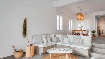 Villa Deluxe, 3 habitaciones, vistas a la piscina, junto a la playa | Zona de estar | Smart TV de 42 pulgadas con canales digitales, una televisión