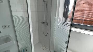 Dusche, Haartrockner, Handtücher, Seife
