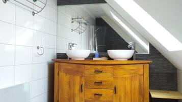 Combined shower/tub, hair dryer, bidet, towels
