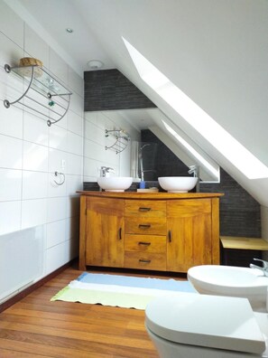 Combined shower/bathtub, hair dryer, bidet, towels