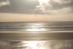 Playa en los alrededores y camastros