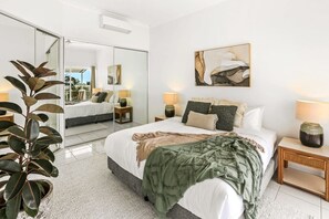 2 soverom, skrivebord, strykejern/-brett og reiseseng for barn