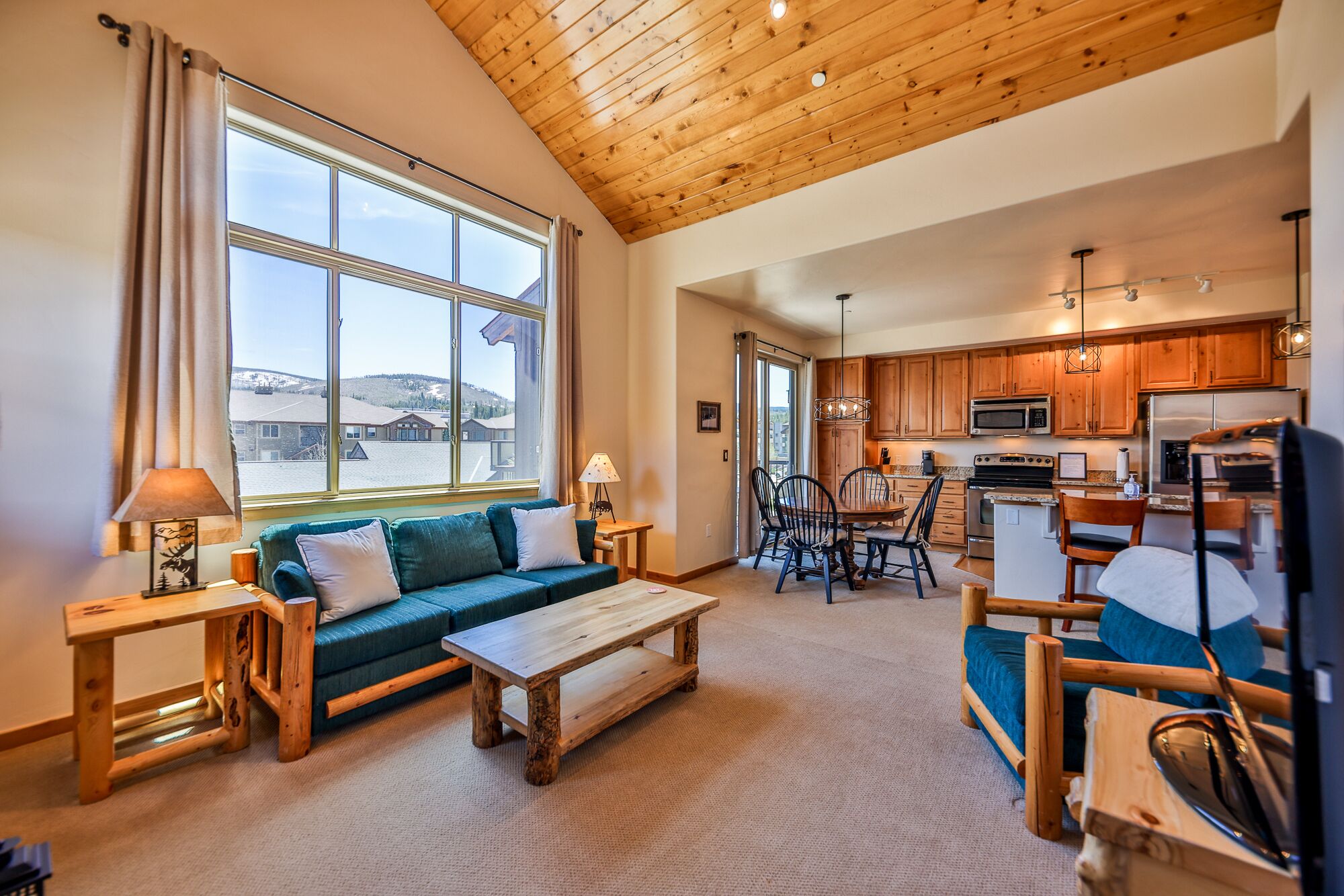 On Hideaway Park! Hot tub, Pool, Fitness room, free parking & free ski shuttle