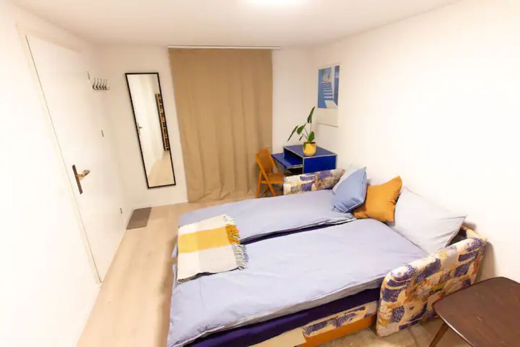 2 bedrooms, desk, iron/ironing board, travel cot