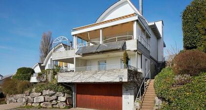 Hilltop-house, near train, 180° view, big terrasse, friendly