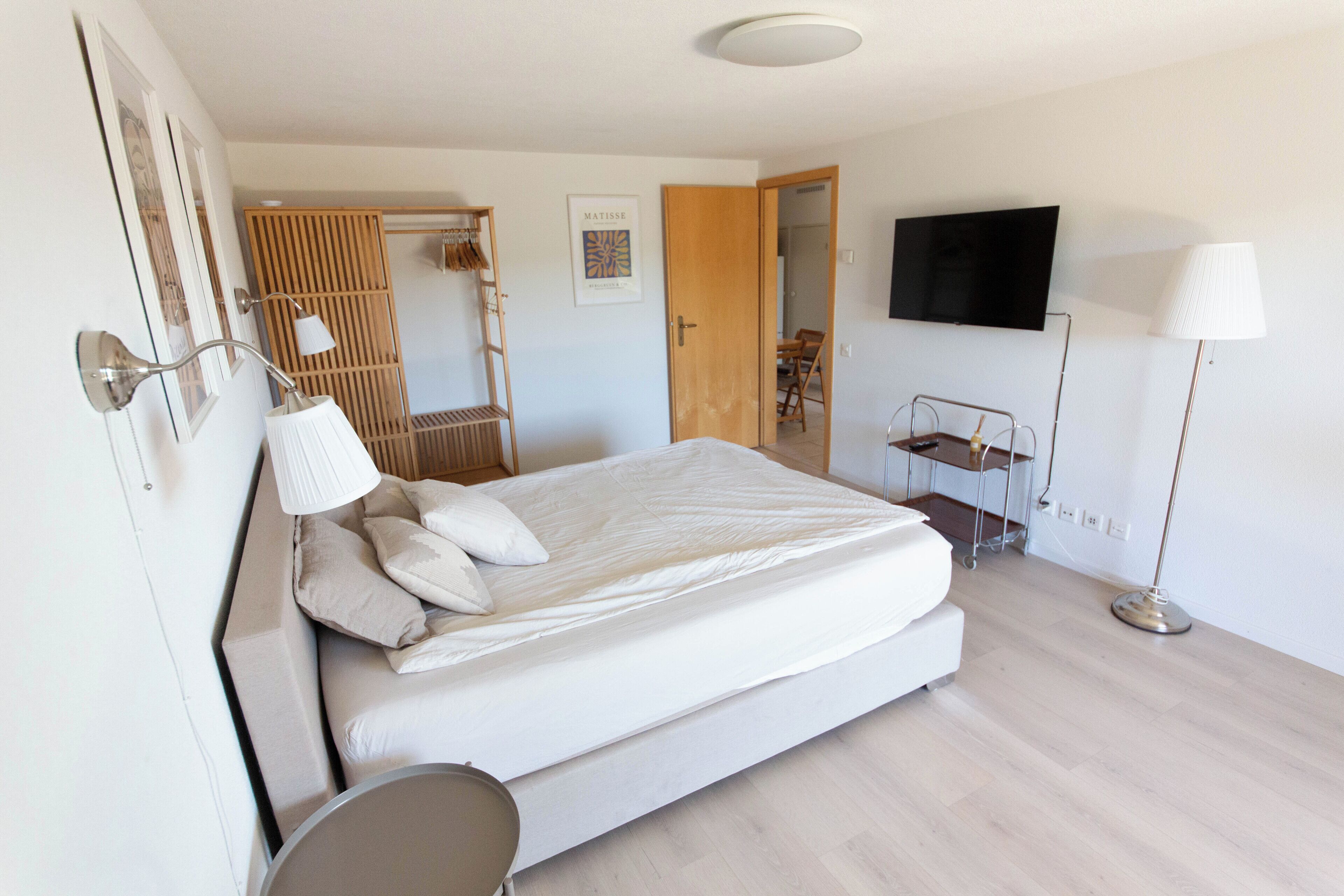 2 Schlafzimmer, Schreibtisch, Bügeleisen/Bügelbrett, Reisekinderbett