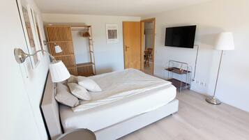 2 Schlafzimmer, Schreibtisch, Bügeleisen/Bügelbrett, Reisekinderbett