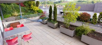 Hilltop-house, near train, 180° view, big terrasse, friendly