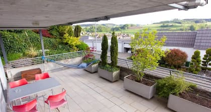 Hilltop-house, near train, 180° view, big terrasse, friendly