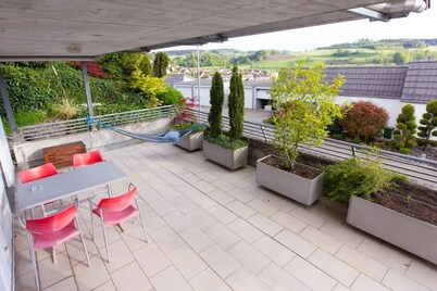 Hilltop-house, near train, 180° view, big terrasse, friendly