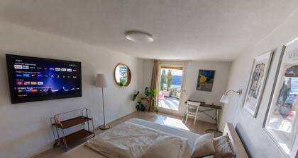 Hilltop-house, near train, 180° view, big terrasse, friendly