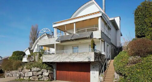 Hilltop-house, near train, 180° view, big terrasse, friendly