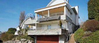 Hilltop-house, near train, 180° view, big terrasse, friendly