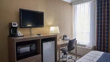 1 slaapkamer, een bureau, een strijkplank/strijkijzer, internet