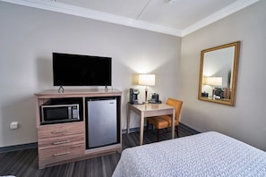 1 bedroom, desk, iron/ironing board, Internet - King Bed Standard View (Fairhaven)