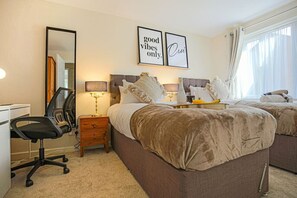2 bedrooms, desk, iron/ironing board, travel crib - 🌟Cosy House - Parking, Garden & Fast Wifi 🌟 (Shenley Church End)