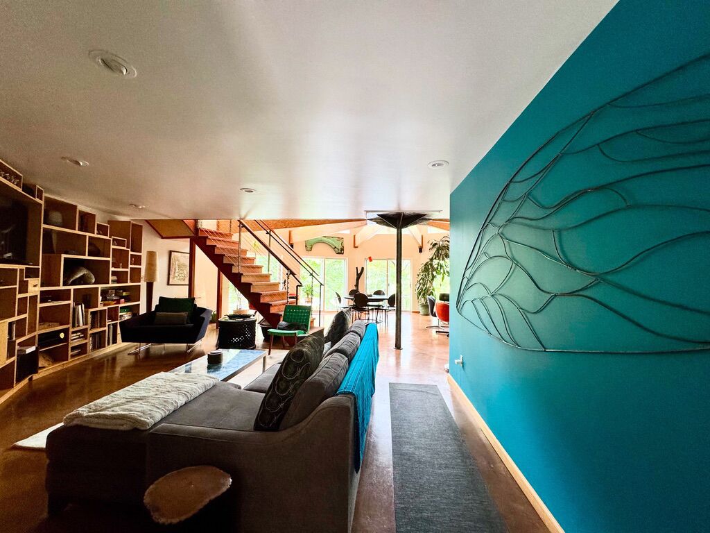 Smart TV, computer monitors