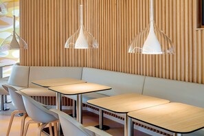 Tägliches Frühstücksbuffet gegen Gebühr
