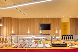 Se ofrece un desayuno bufé todos los días (15.90 EUR por persona)