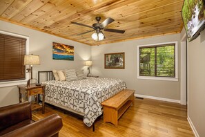 3 bedrooms, desk, iron/ironing board, travel crib - ❤Winter Warm up⛰Hot Tub/2 Fireplaces/Theater/5min to GSMNP/Close to Gatlinburg (Gatlinburg)