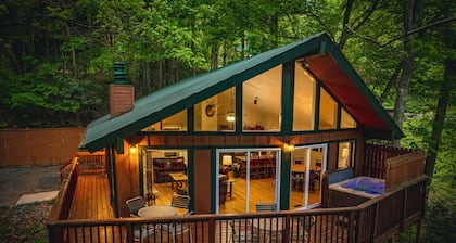 ❤Cozy Winter fest⛰ Theater/Hot Tub/5min to GSMNP/WiFi/Close to Gatlinburg