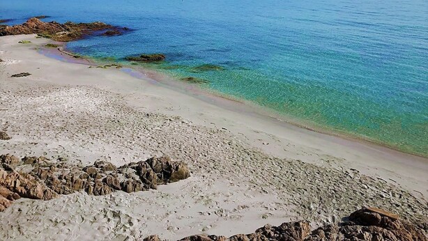 A beach with clear water, rocky shoreline, and distant mountains. - AJACCIO STUDIO VUE MER 200 M PLAGE (Ajaccio)