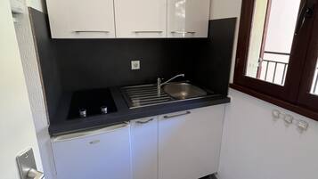 Réfrigérateur, micro-ondes, plaque de cuisson, cafetiÚre/bouilloire