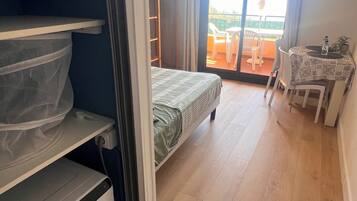 1 slaapkamer, een strijkplank/strijkijzer, reisbedje, gratis wifi