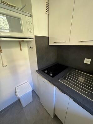 Fridge, microwave, stovetop, coffee/tea maker - AJACCIO STUDIO VUE MER 200 M PLAGE (Ajaccio)