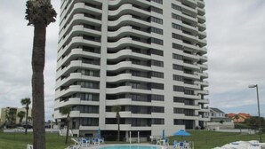 A modern high-rise hotel with a swimming pool and sun loungers. - Spacious 9th floor Horizons Oceanfront 2/2 (Daytona Beach)
