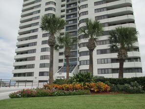 A tall, modern hotel with multiple balconies and a sign reading "HORIZONS".