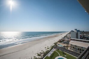 On the beach - Spacious 9th floor Horizons Oceanfront 2/2 (Daytona Beach)