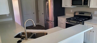 Private Family Home Overlooking Pond (Pet Friendly)