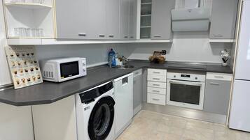 Coffee/tea maker, fridge, microwave, oven