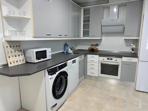 Coffee/tea maker, fridge, microwave, oven