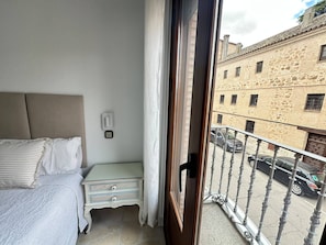 4 bedrooms, travel cot, free WiFi, bed sheets