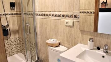 SĂšche-cheveux, serviettes fournies