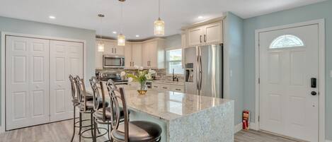 Frigorífic, microones, rentaplats i cafetera i tetera