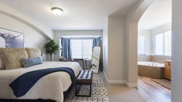4 habitaciones, escritorio y tabla de planchar con plancha